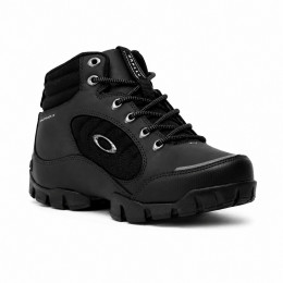 Tênis Oakley Halftrack Mid III Black – Robustez Total, Suporte de Cano Médio e Estilo Imponente